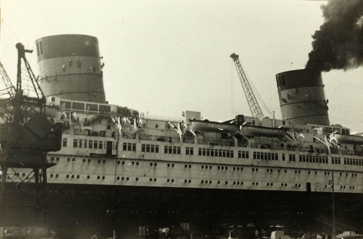 RMS "Queen Mary" i dock i Southampton, Storbritannia. Fotografert 1953.