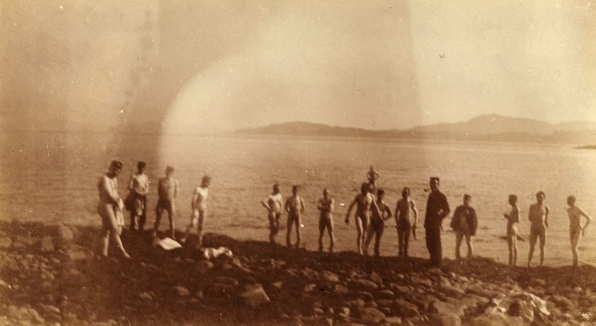 Soldatene fra Søndenfjeldske Hjulrytterkompani bader i det kalde vannet ved Malvik på vei fra Koppang til Værnes. Fotografert 1901.