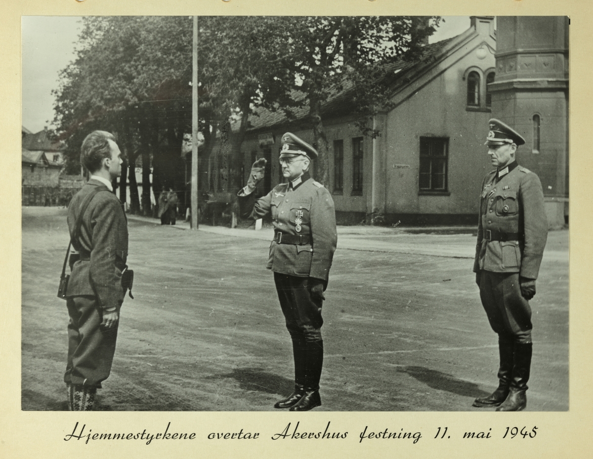 Postkort med teksten "Hjemmestyrkene overtar Akershus festning 11. mai 1945".