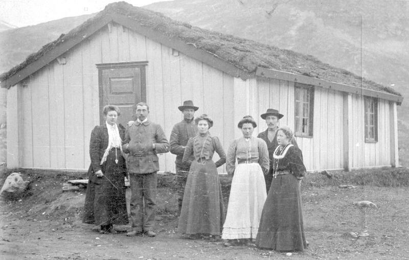 Vinjebua ved Eidsbugarden, Vang, Valdres, ca. 1910.  Foto: Jens Embretsen Robøle/Valdres Folkemuseum. (Foto/Photo)