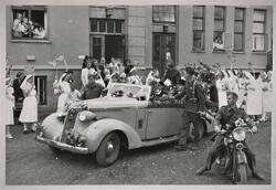 Den 22. august 1945 besøker kong Haakon VII Haugesund. Her e