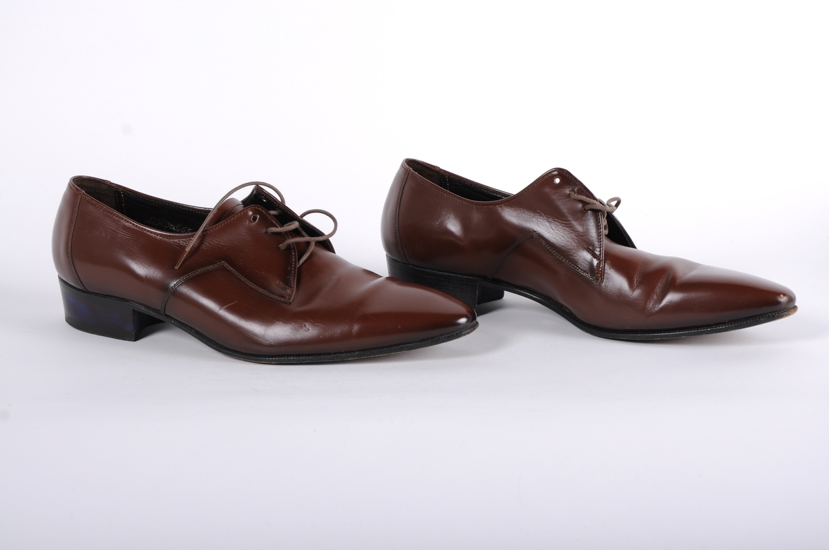 Brune snøresko, sort lærsåle, gummi hel. Et par sko i eske m/lokk og pose, merket HM.04108-1 til HM.04108-4
