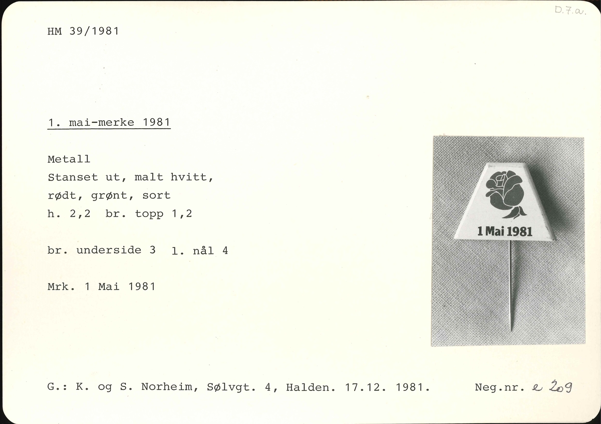Jakkemerke i metall, trykt hvit, rødt, sort, grønn, avkappet pyramide,1981. 1. mai.