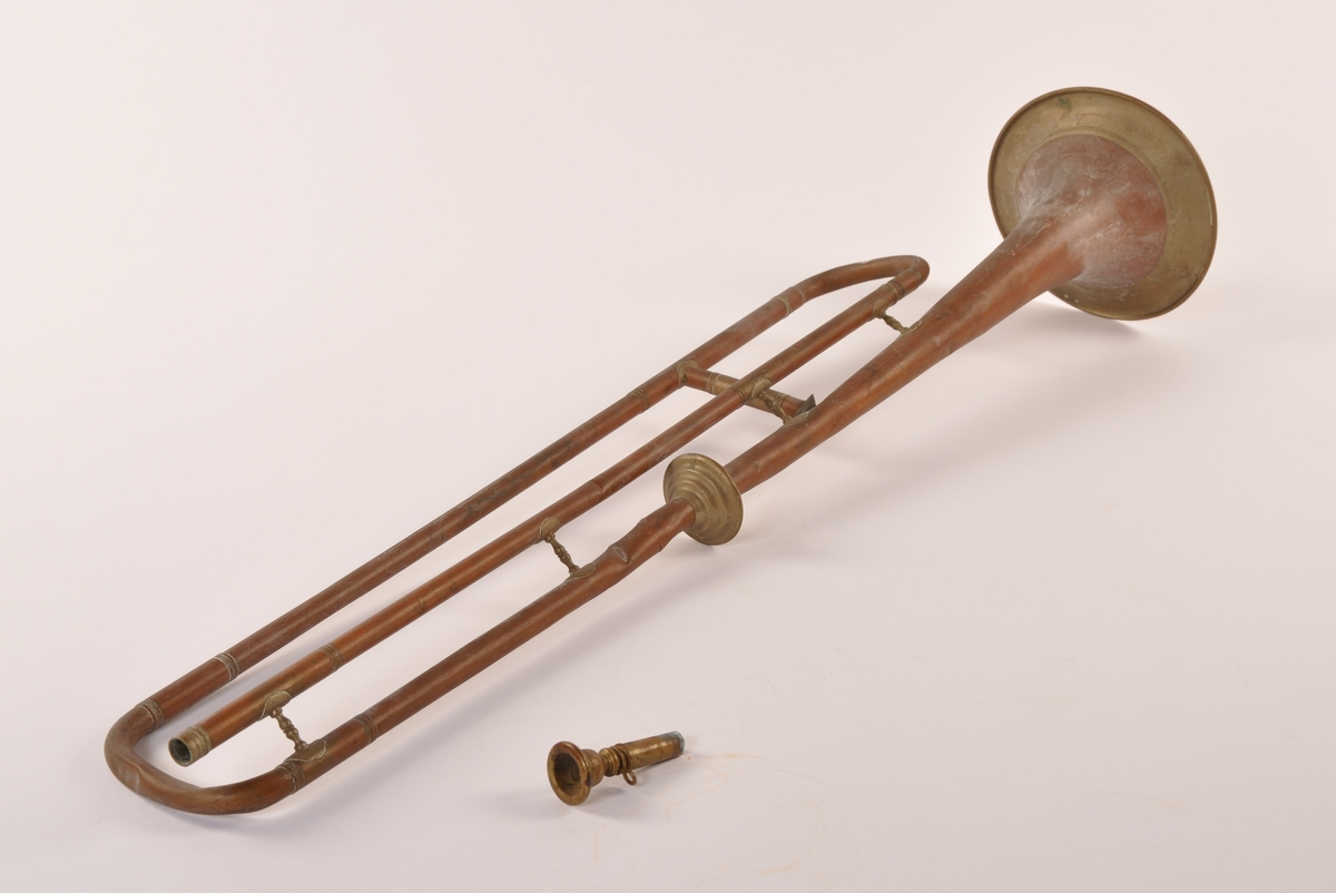 Signalhorn i messing. Naturtrompet (uten ventiler). Fester til pynt, flottere instrument. Med munnstykke. Ca. 1900.
