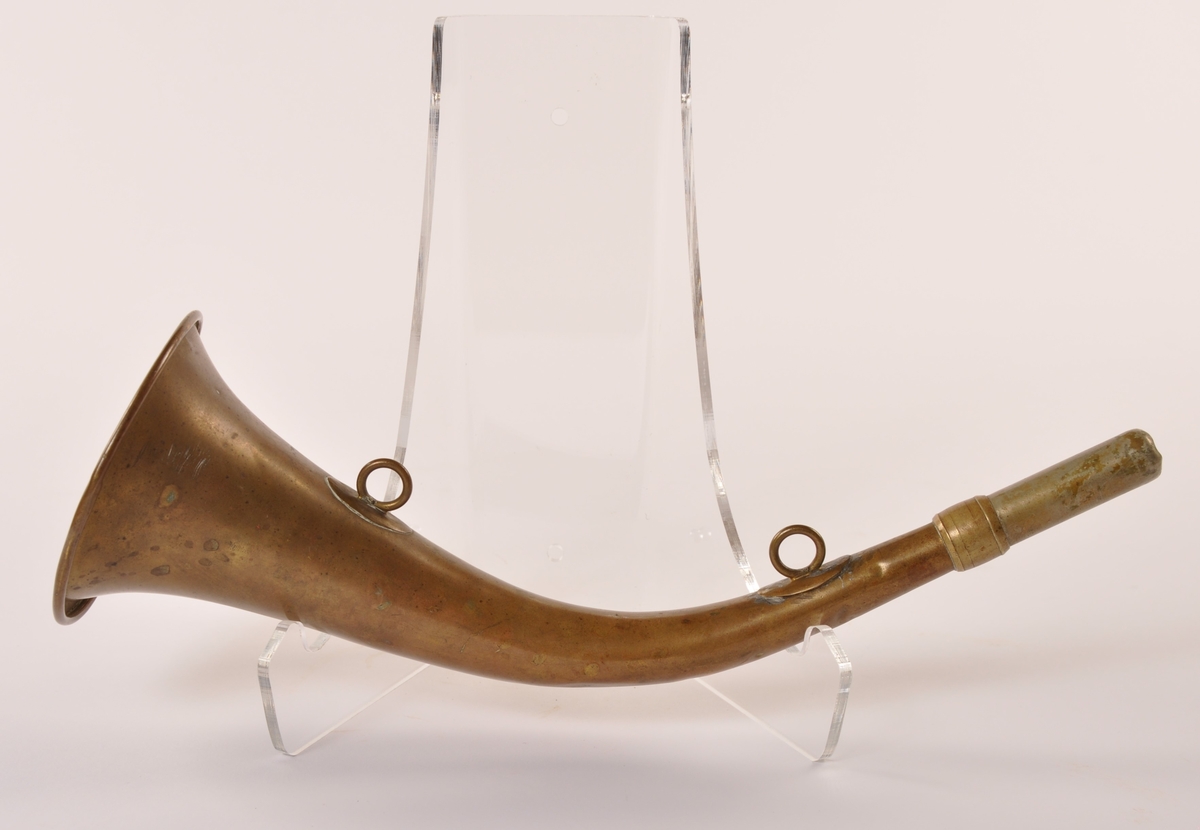Signalhorn i messing, svakt buet form, to festeringer til oppheng.