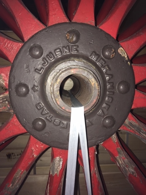 2 stk kjerrehjul av rødmalt tre. Nav og beslag av jern.