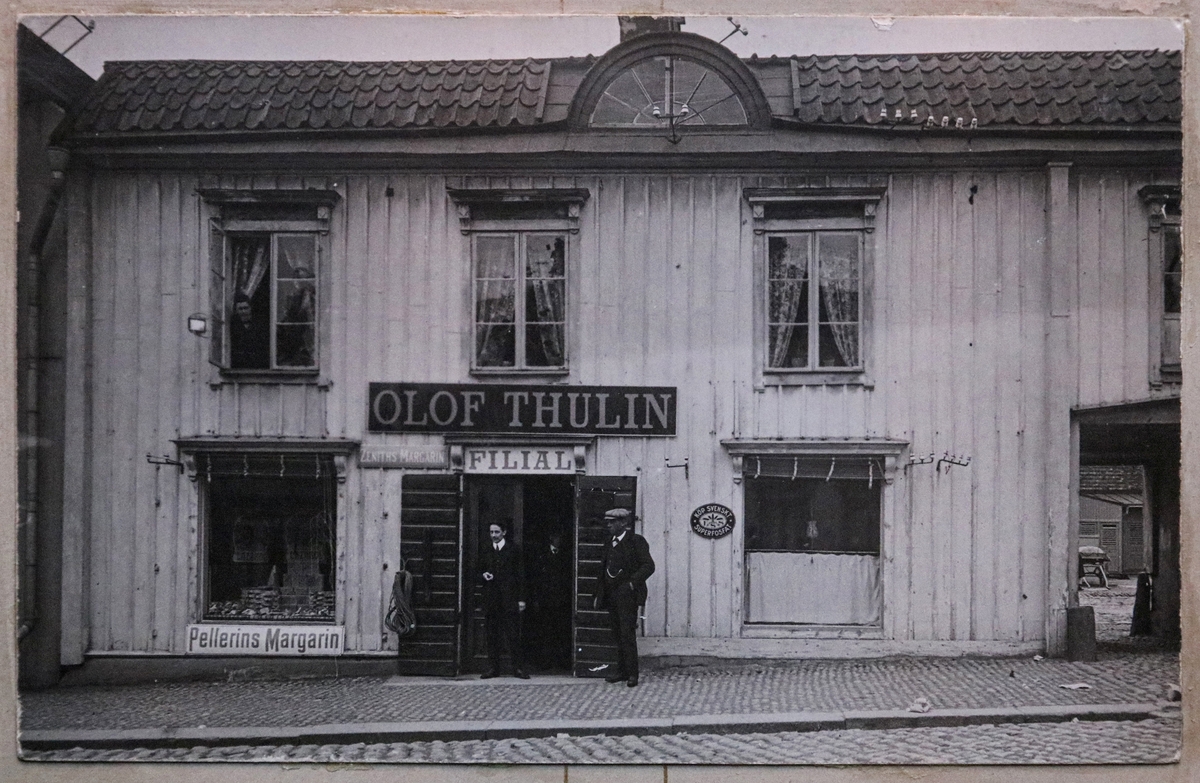 Olof Thulins filial på Kungsgatan 18, Enköping. (Ungefär där nuvarande Gestbloms bokhandel ligger).