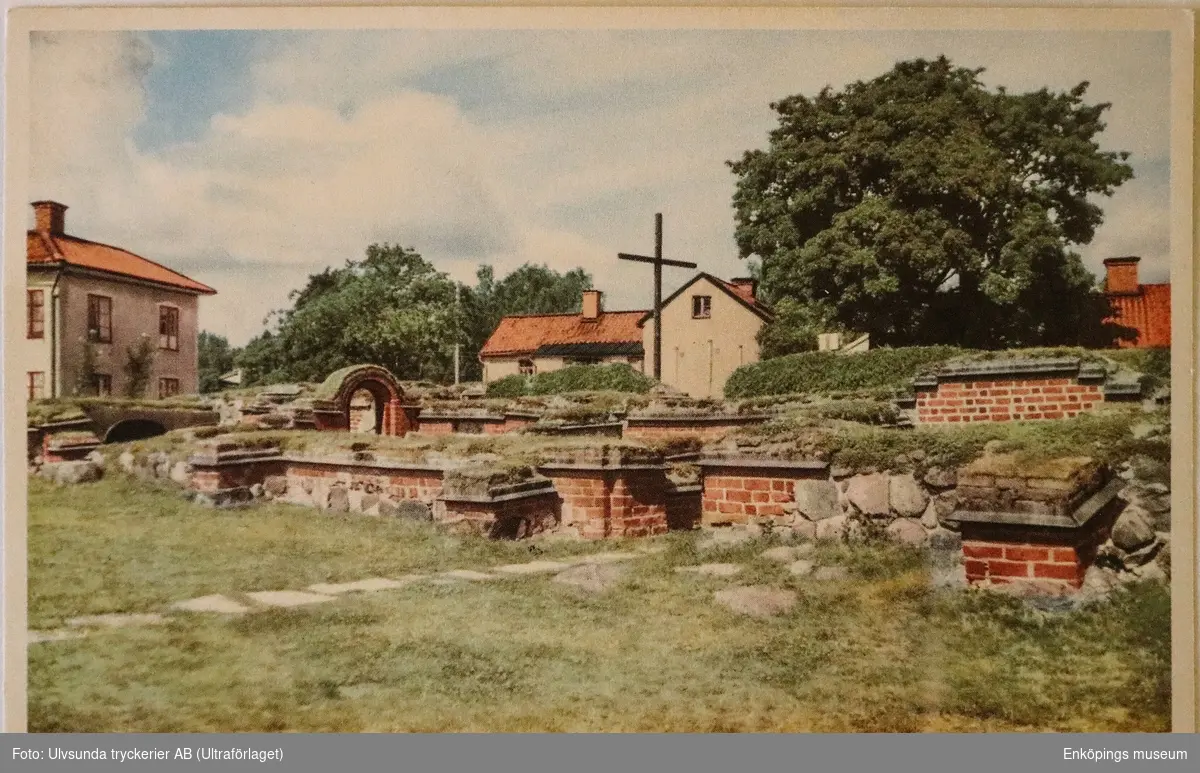 Klosterruinen, Enköping.
Ruinerna från det gamla franciskanerklostret som grundades på 1250-talet.
Utgrävningen av klosterruinen påbörjades under ledning av landsantikvarie Nils Sundquist år 1929. Under utgrävningarna fann man en stor fästningsartad ruin som mätte ungefär 53 x 38 meter. Dessa utgrävningar avslutades 1931 med påföljande påbyggnadsarbeten i form av rekonstruktioner fram till 1934. Flera ytterligare utgrävningar skedde så långt som in på 1960-talet.
 
I juli 1966 ställdes vilostolar ut i klosterparken för att människor skulle kunna sola och ta det lugnt. Tanken med stolarna var även att förhindra att hundar använde ruinerna för att göra sina behov i.
År 1984 täcktes klosterruinen över med jord för att skydda murarna från väder och vind, också från barn som använde ruinen som lekplats, hundar som använde den som toalett, m.m.