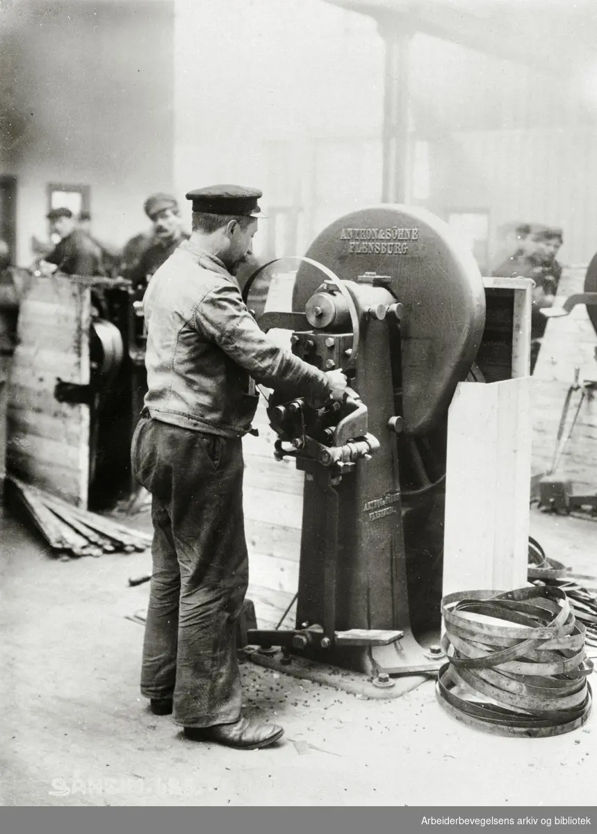 Sveising av tømmebånd i emballasjefabrikken på Norsk Hydros fabrikker på Rjukan, 1912.