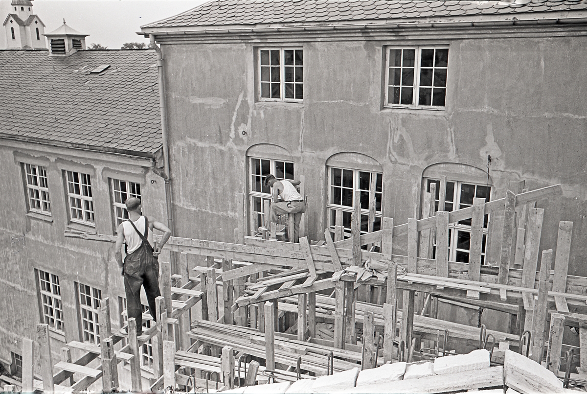 Bygging av Midtbygget på Hauge skole. Sett mot sørvest, ca. 1954.