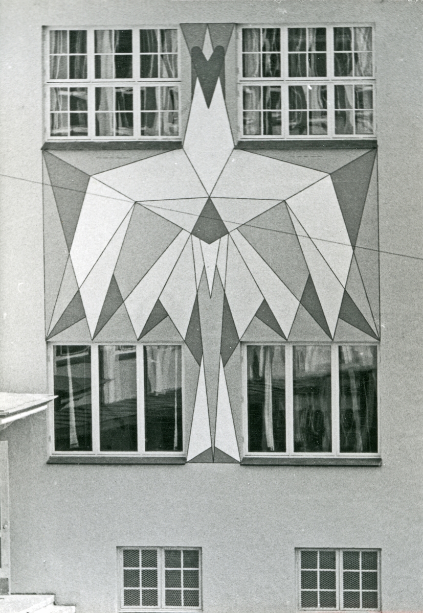 Veggmaleriet "Fugl Fønix" på ytterveggen til Østbygget til Hauge skole, ca. 1957.