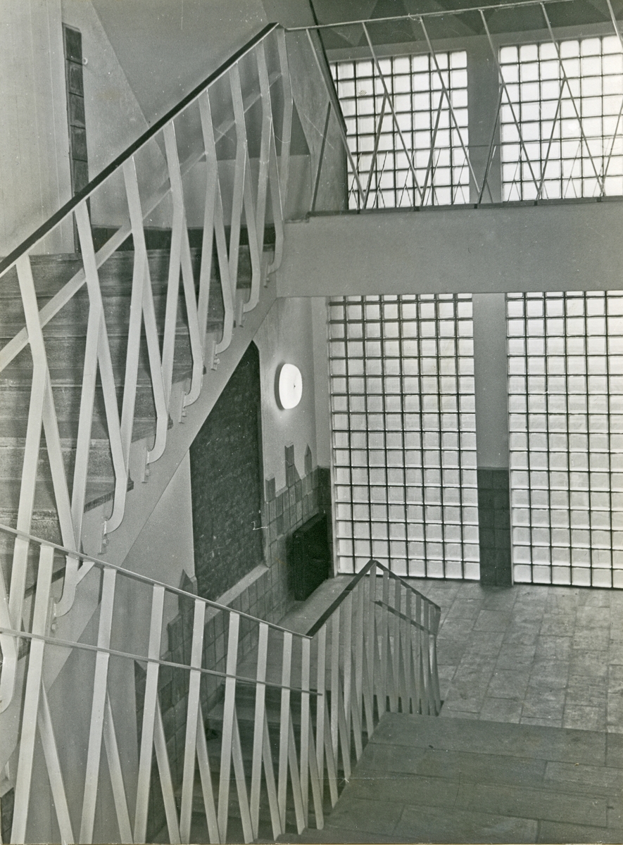 Interiør fra trappeoppgang i Midtbygget på Hauge skole, ca. 1956.