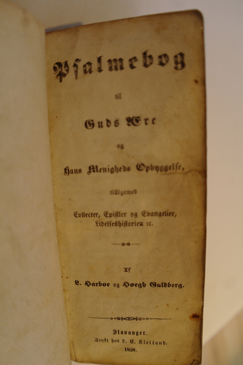 Salmebok: Salmebog til Guds ære og Hans Menigheds Oppbyggelse. Harboe og Guldberg. Stavanger 1858.
 Svart bokomslag i lær. Nokså slitt.
