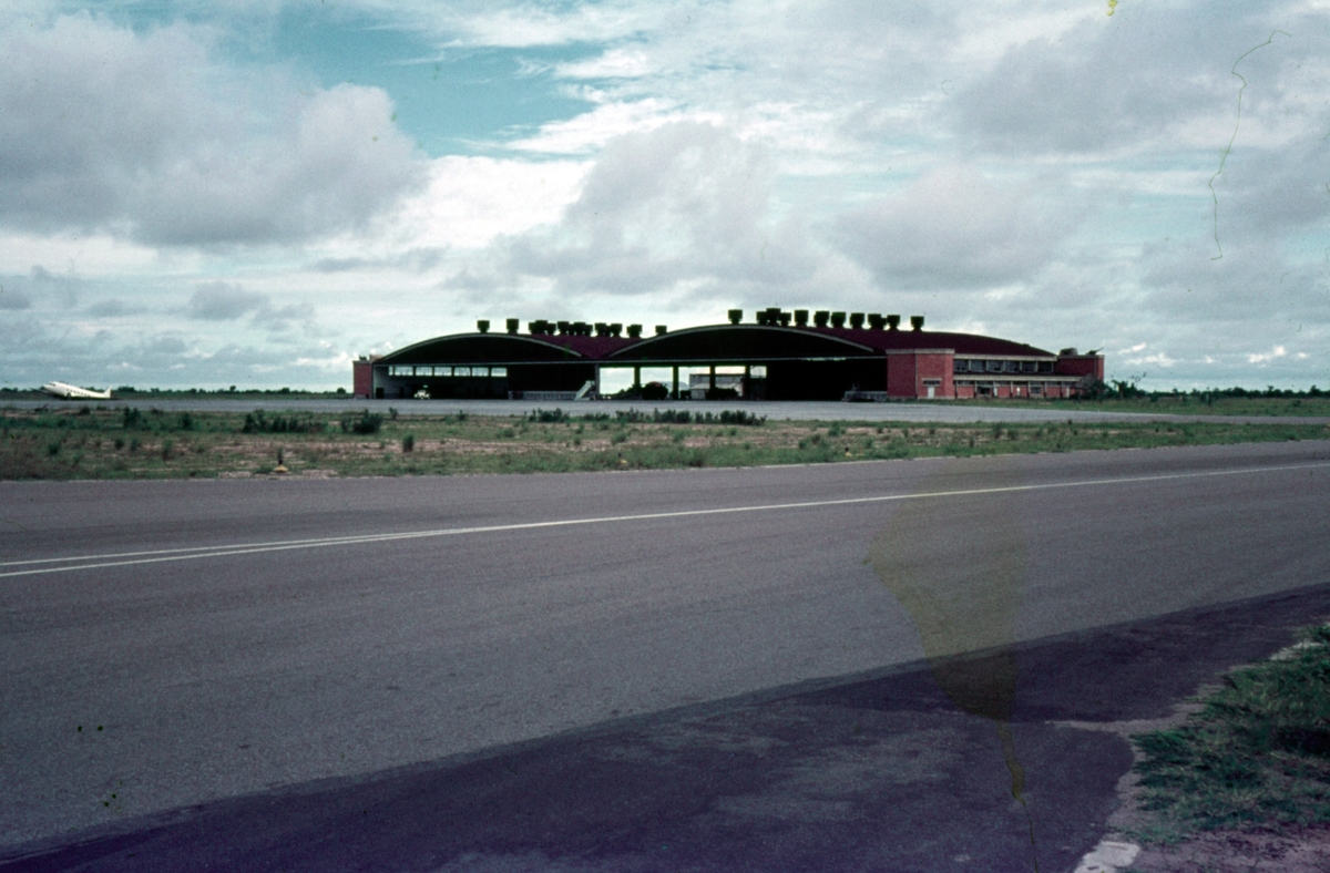 Flygfält och hangar på flygbasen Kamina under Kongokrisen, 1962.