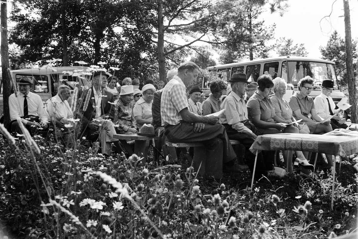 Pensionärer på utflykt, Sikhjälma, Hållnäs socken, Uppland, juli 1972