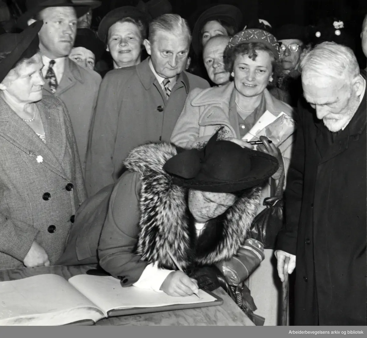 Oslo rådhus åpnes for publikum. Besøkende skriver sine navn i gjesteboken. 22. mai 1950