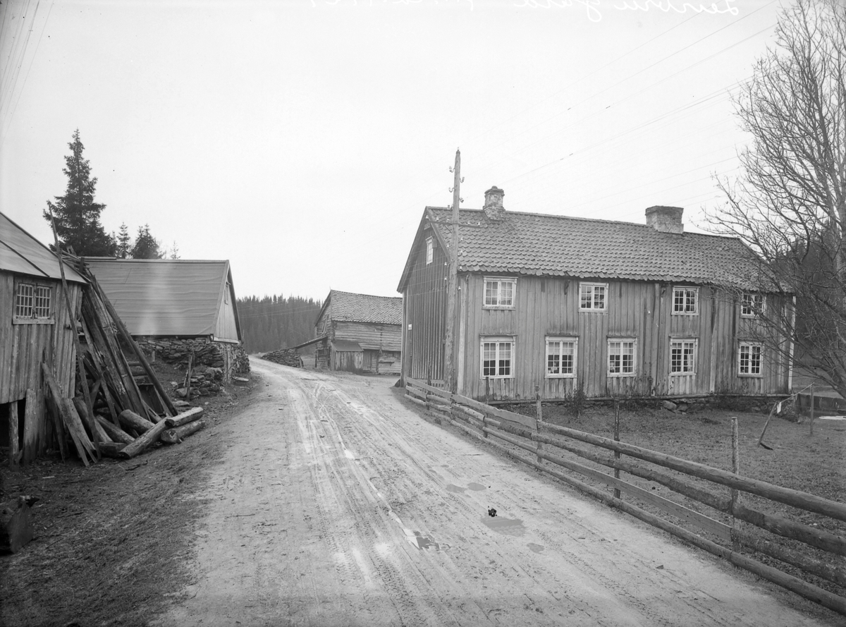 Leirbrua gård, Kongsvegen, Byåsen, gårdsanlegg