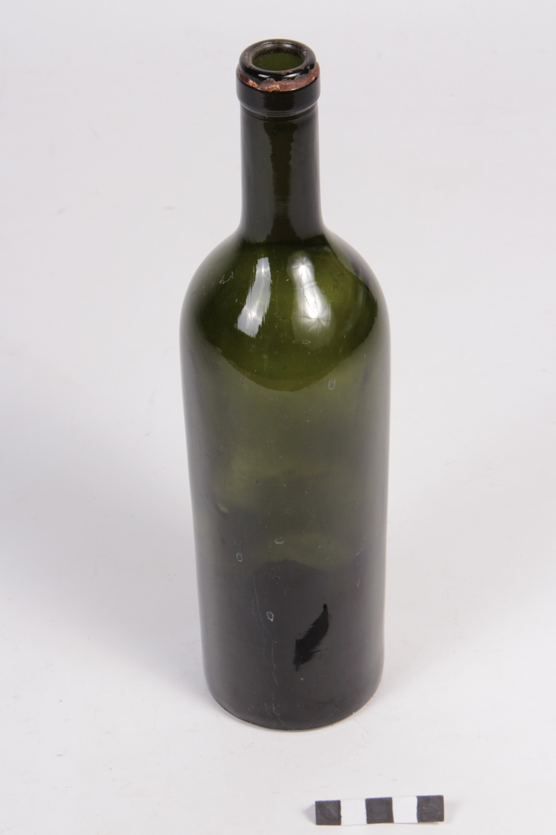 Sylinderforma korpus som smalner inn i halsen. Botnen runder litt oppover i flaska. Brukt til vin eller oppbevaring av saft.