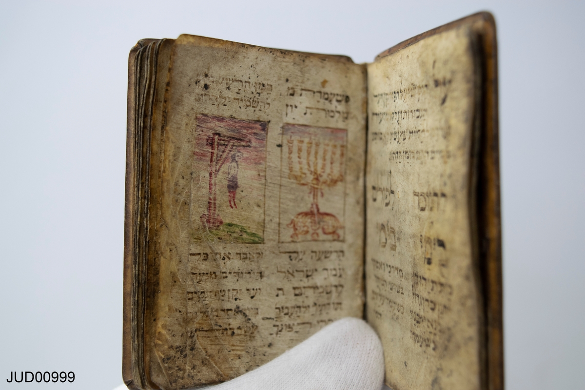 Handskriven liten bönbok med illustrationer och hebreisk text.