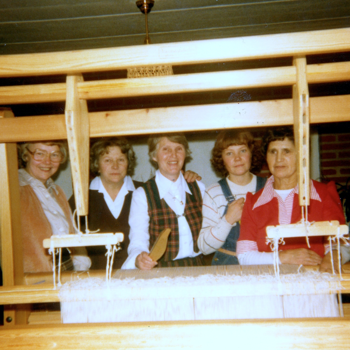Hembygdskommittén, Kållereds Hembygdsgille 1980. Från vänster: 1. Ingegärd Benkel, 2. Gunhild Melin, 3. Emy Johansson, 4. Lena Lindgren och 5. Dagmar Svensson. Relativt motiv: A2925.