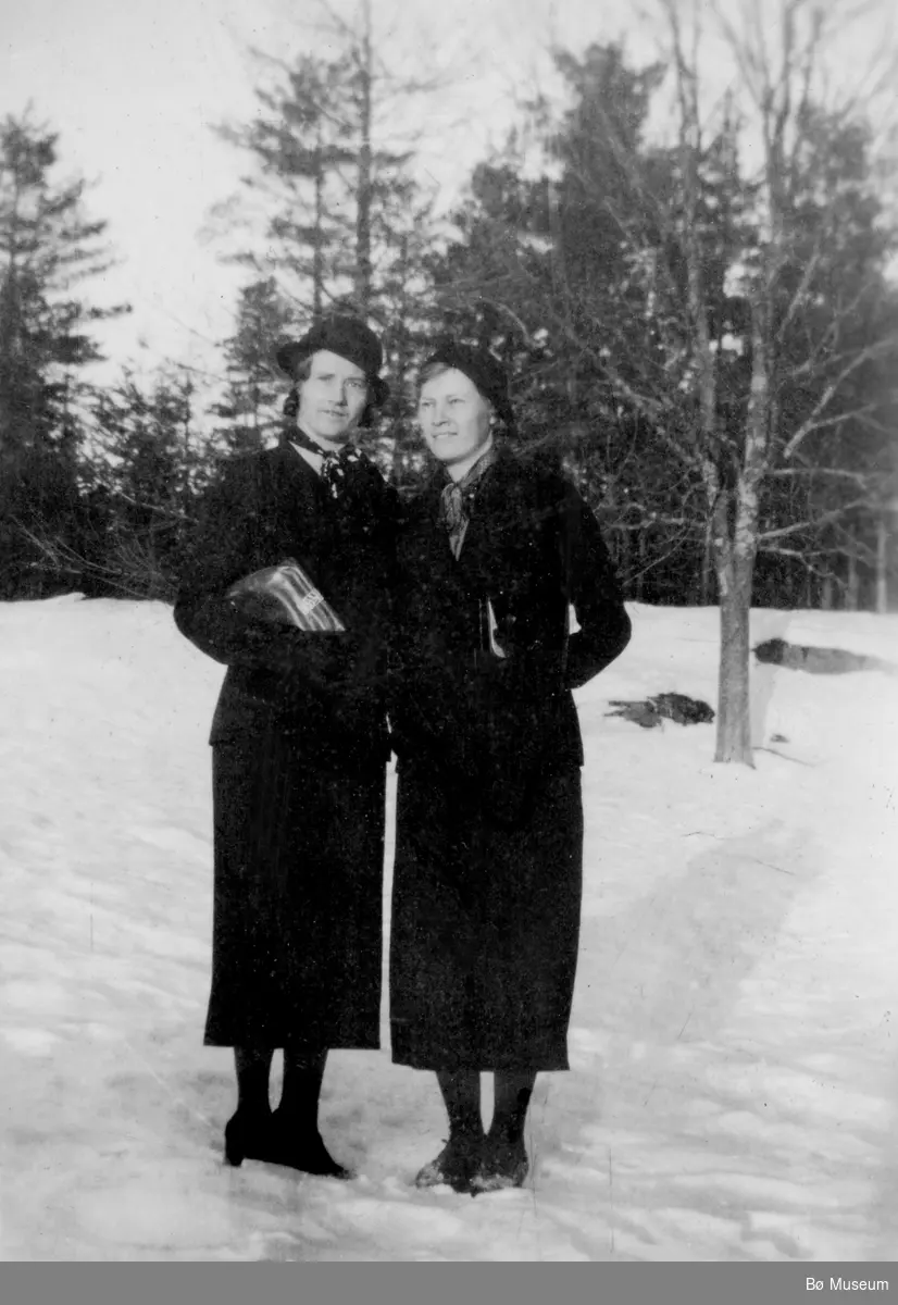 Anne og Kari Myhre i 1928