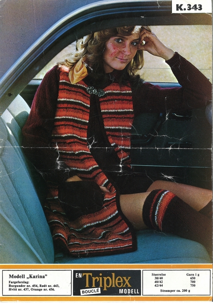 Kvinne med strikket genser, vest og strømper.