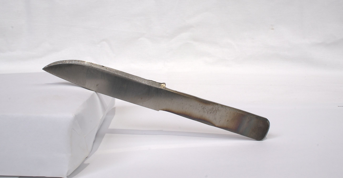 Seks grove kniver i metall som er slipt skarpe.