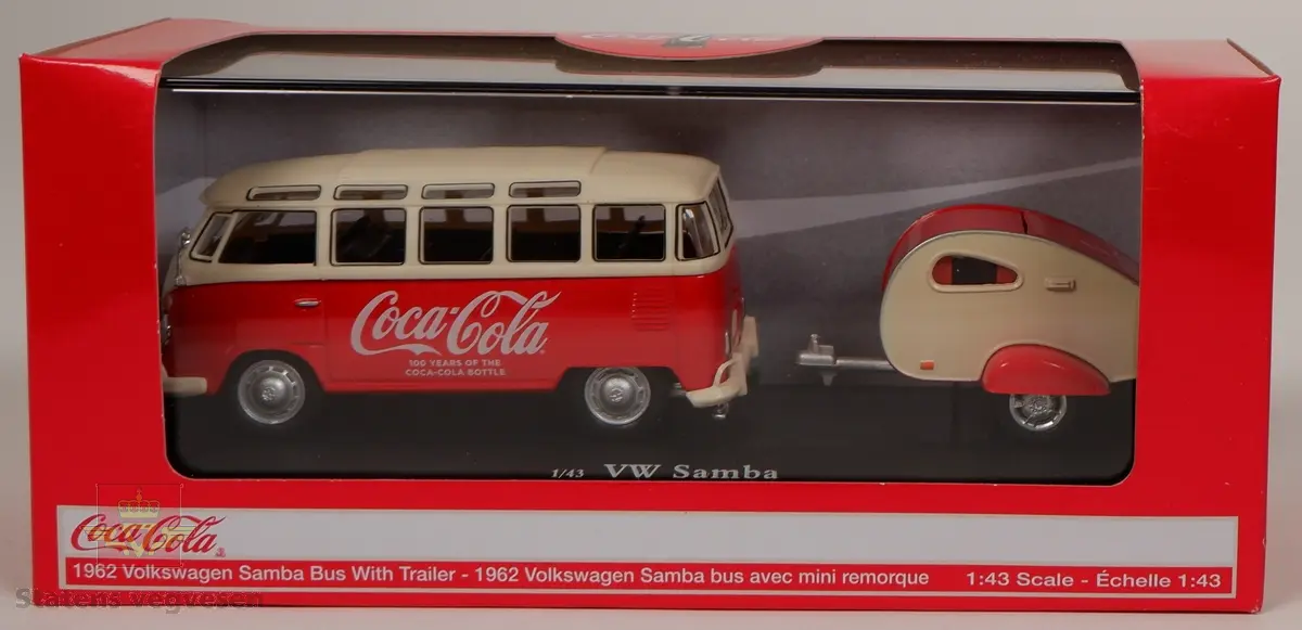 Minitatyrbil med campingvogn i uåpnet orginal eske. Bilen er hovedsakelig rød og hvit med Coca-Cola reklame. Skala 1:43.
