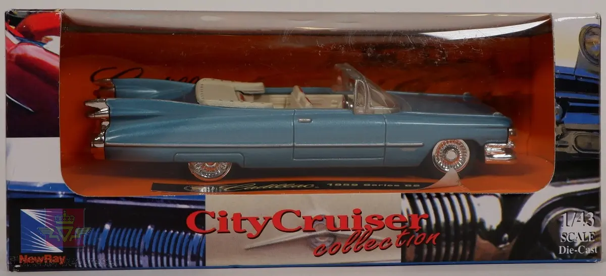 Modellbil, blå 1959 modell Cadillac Series 62. Bilen er innpakket i originalemballasje og er uåpnet. Skala 1:43.