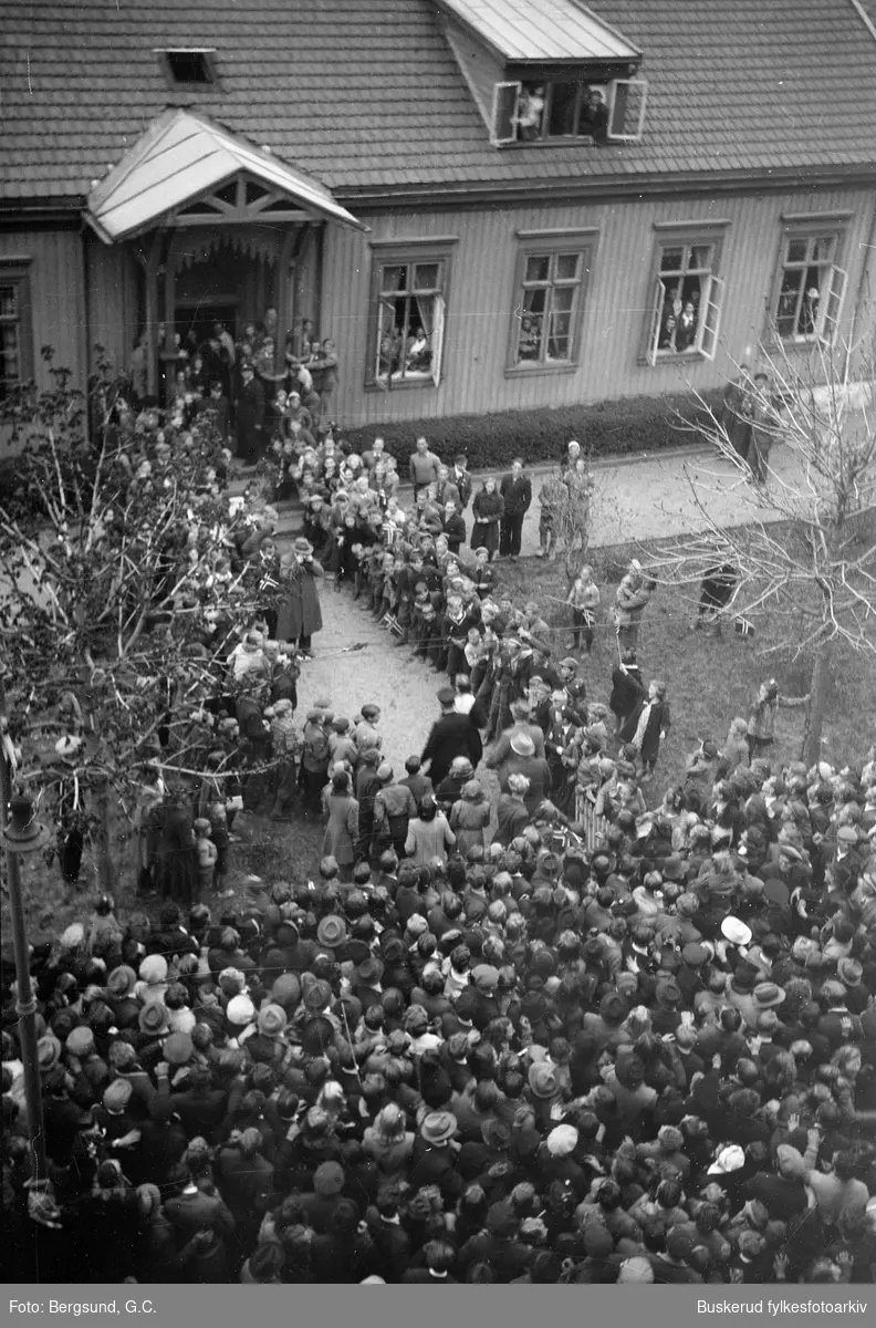 Landsvikoppgjøret. Tyske sympatitører føres inn i Hønefoss hjelpefengsel
1945