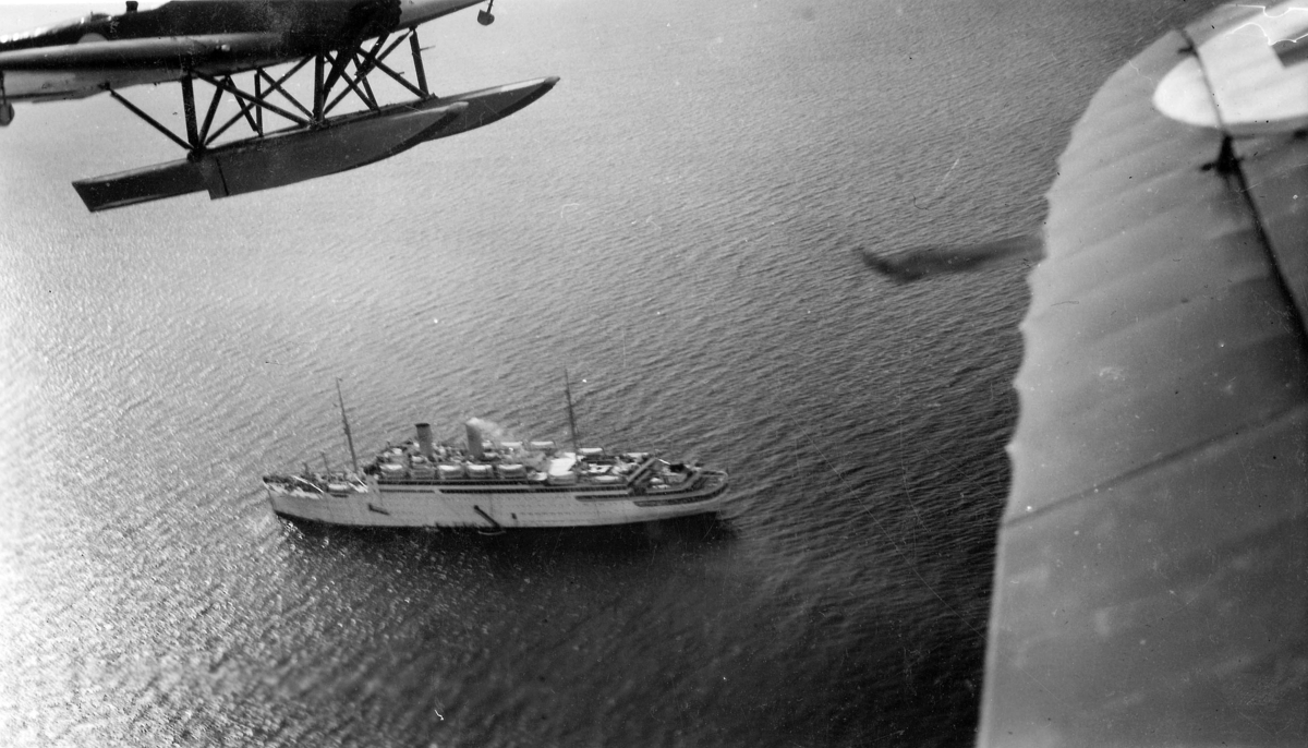 Flygbild av fartyg på vatten och flygplan S 5. 1930-tal.