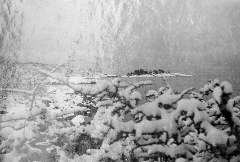 En snöig vy från Villa Utsikten mot Ortholmen, Karlshamn. 
Under fotot text: "Karlshamn".