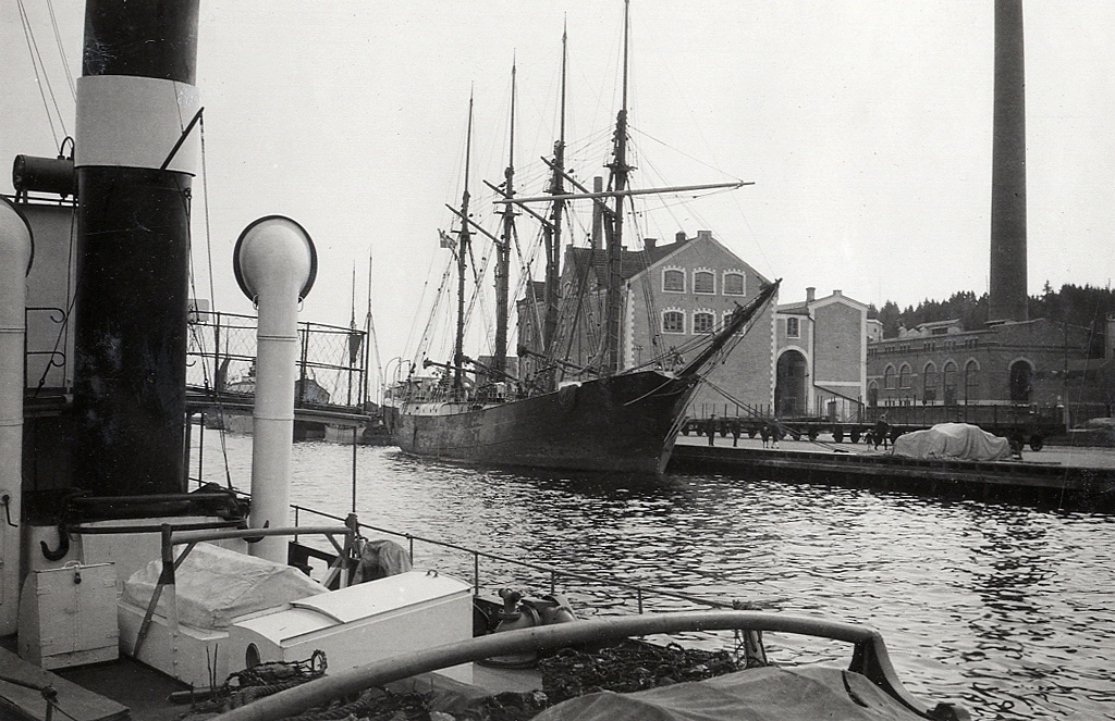 Hamnvy i Karlshamn. Till höger syns bl a dåv. Strömma trikåfabrik och dåv. sockerbruket. 
Under fotot text: "Karlshamn".