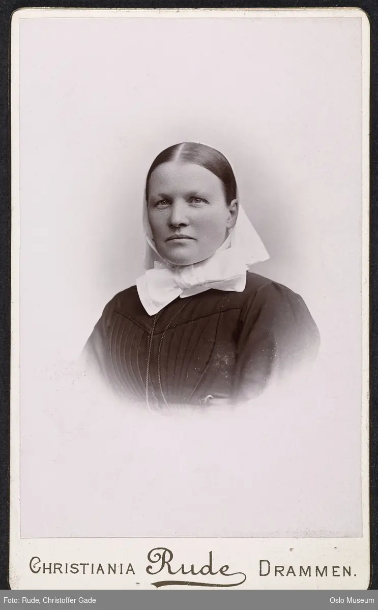 portrett, kvinne, sykepleierske ved Medisinsk avdeling A, vignettert brystbilde, sykepleieruniform