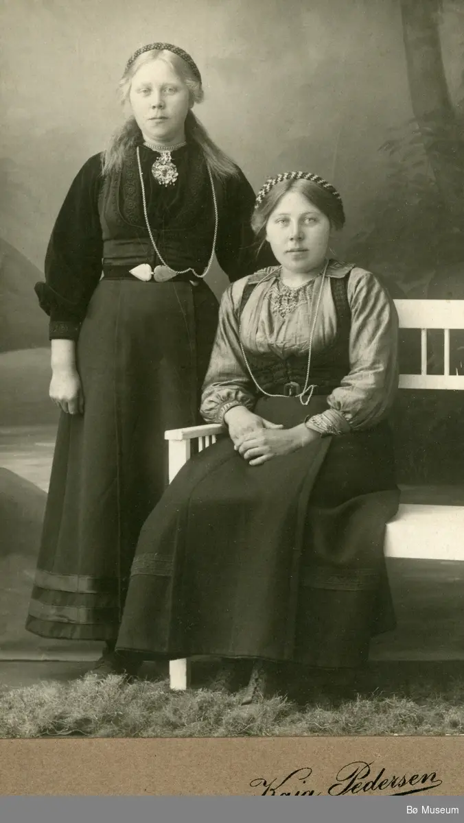 Bergit Aarmot som står, Anne Aarmot som sitt.  Tatt ca. 1920.