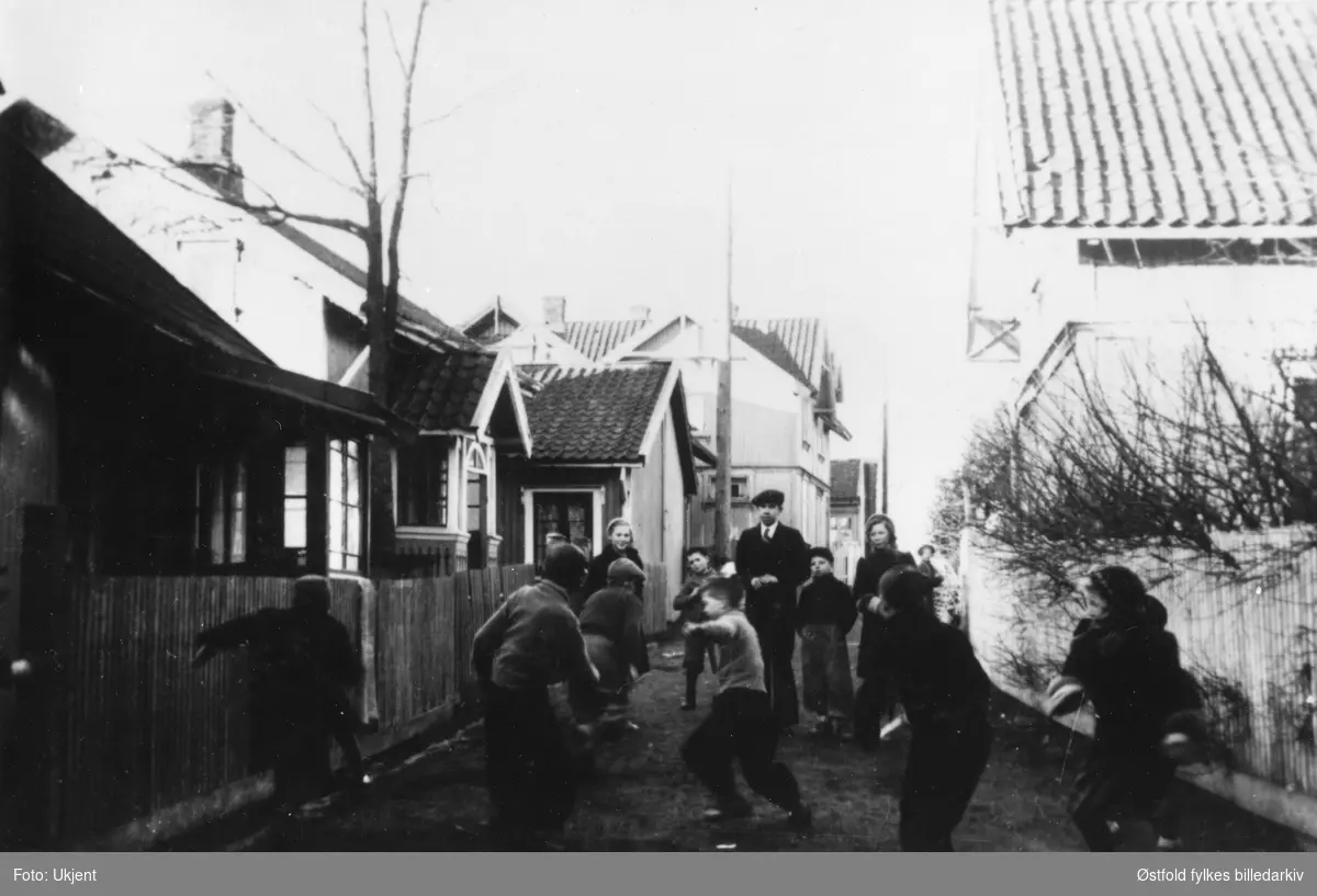 Sellebakk, Gregersens vei eller "Luregata" i Borge, gutter og jenter i lek ca. 1938-39. Finner ingen av gatenavnene på dagens kart.