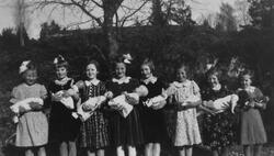 Barnelaget Påskeliljens 10-årsjubileum i 1939. Jentene hadde