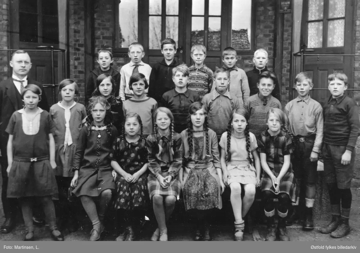 Greåker skole i Tune 1937 med lærer Aksel Dahl. Navneliste med plassering - se fotokort. 
To fine utsnitt av gutter og jenter!!
