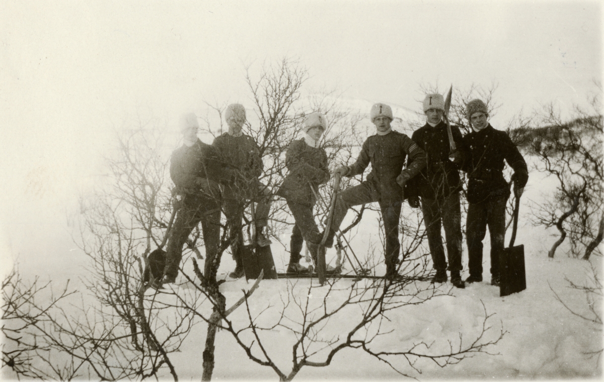 Text i fotoalbum: "Storlien febr. 1927. Bockarna gräver snöbefästningar".