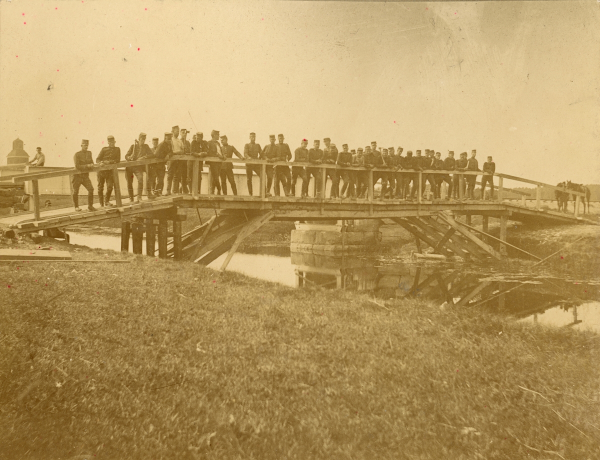 Gruppbild på bron.