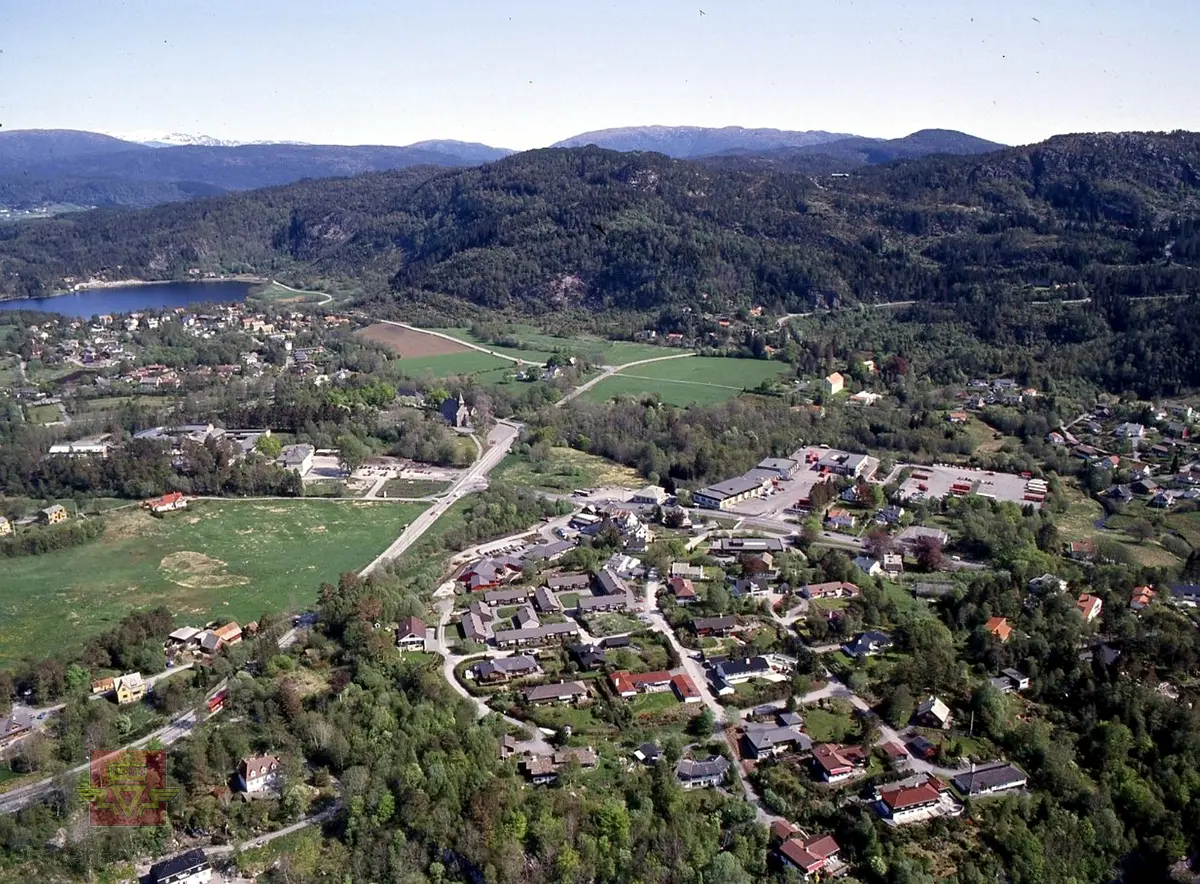 Fana kirke i Os kommune, 1987. Flyfoto.