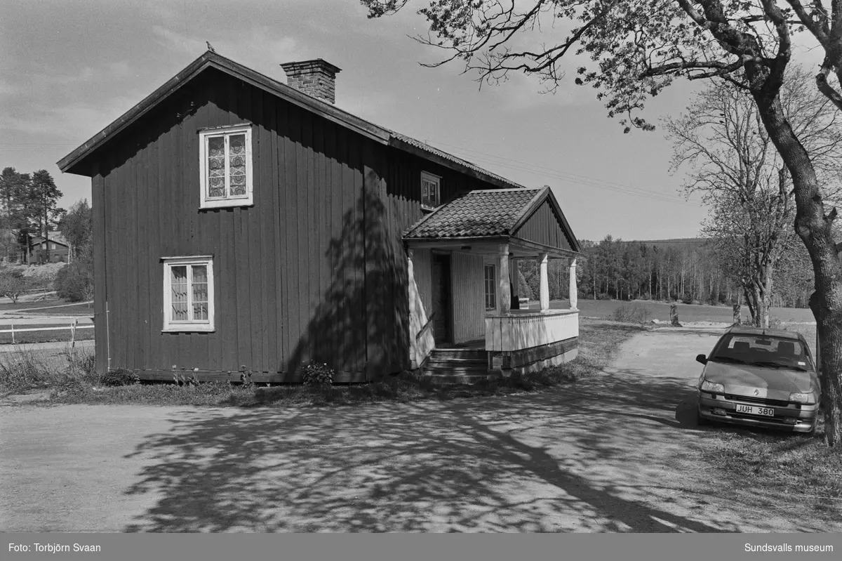 Lantgård i Sköle by, Skölevägen 27-29. Tidigare Nils Nilssons släktgård, numera (2021) Matfors Ryttarförening.
