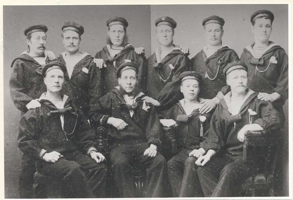 Båtsmän tillhörande Södermanlands 1:a roteringsbåtsmanskompani på 1880-talet Karl Liljedahl (Malmberg) överst till vänster.