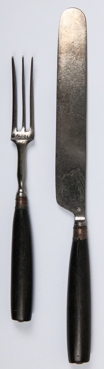 Knivar och gafflar, 5 par, skaft är svärtat trä med silverbeslag.
