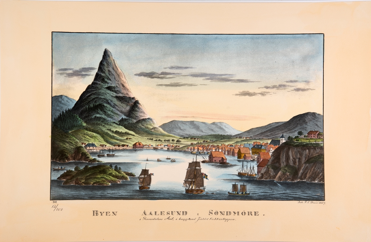 Byen Aalesund i Søndmøre i Romsdalens Amt, i baggrund Fieldet Sukkertoppen. Fargelitografi