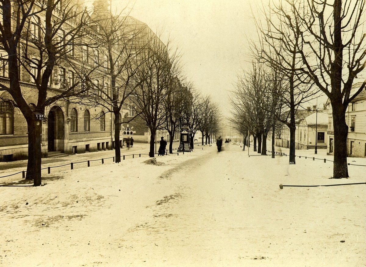 Yxhammarsgatan västerut med Hotell du Nord i kvarteret Bellona och Stadshotellet i kvarteret Bachus t.v. år 1917.