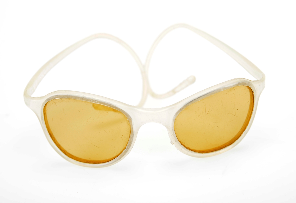 Solbriller for barn med helstøpt innfatning. Løse plastglass.