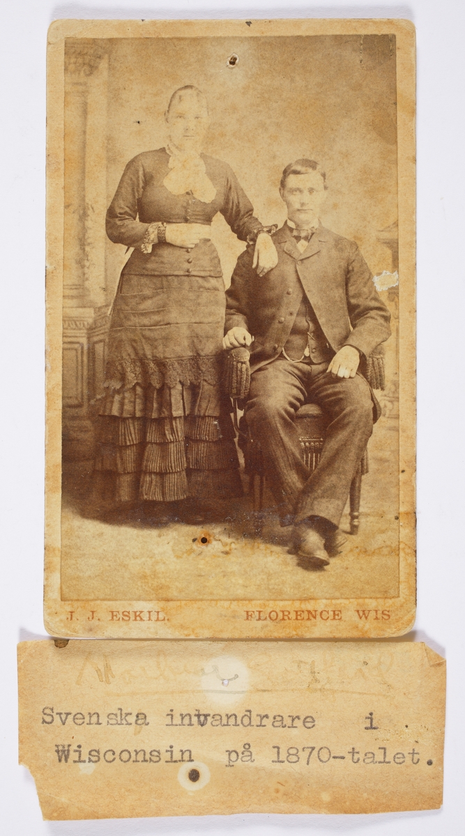 Ett fotografi av två svenska invandrare i Wisconsin på 1870-talet.