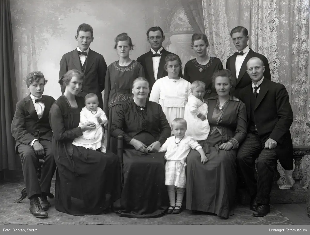 Gruppebilde av familien til Grethe Heir med barn, svigerbarn og barnebarn 1921