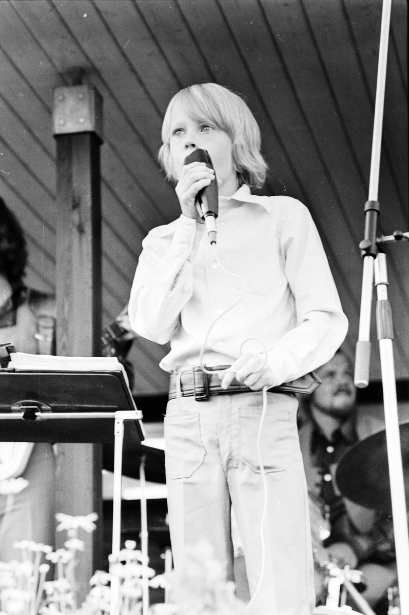 "På bassängkanten i Örbyhus" Uppland 1973